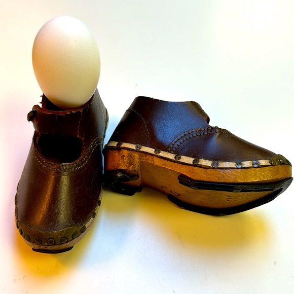Antique 1930s Leather Wood Mother pearl button sz 3 Dutch baby clogs for display - Picture 2 of 11